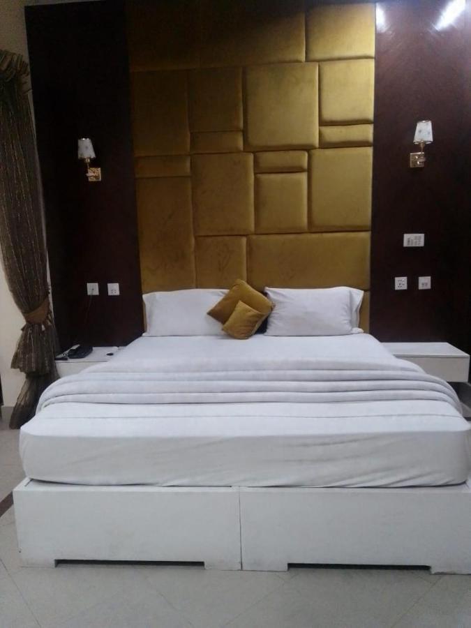 Hotel Pak Continental 물탄 외부 사진
