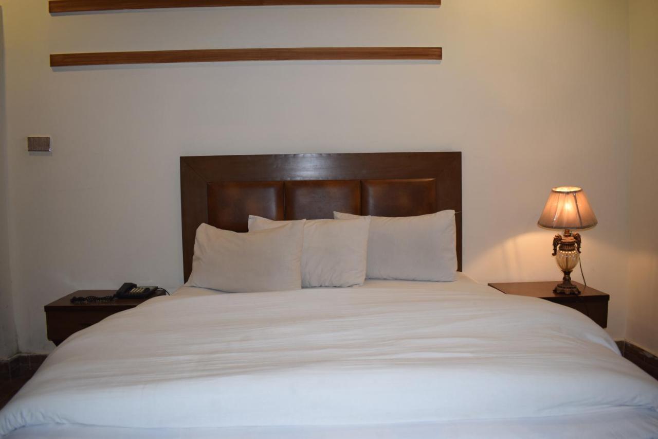 Hotel Pak Continental 물탄 외부 사진