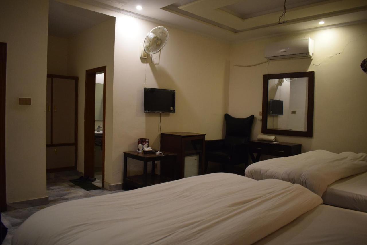 Hotel Pak Continental 물탄 외부 사진