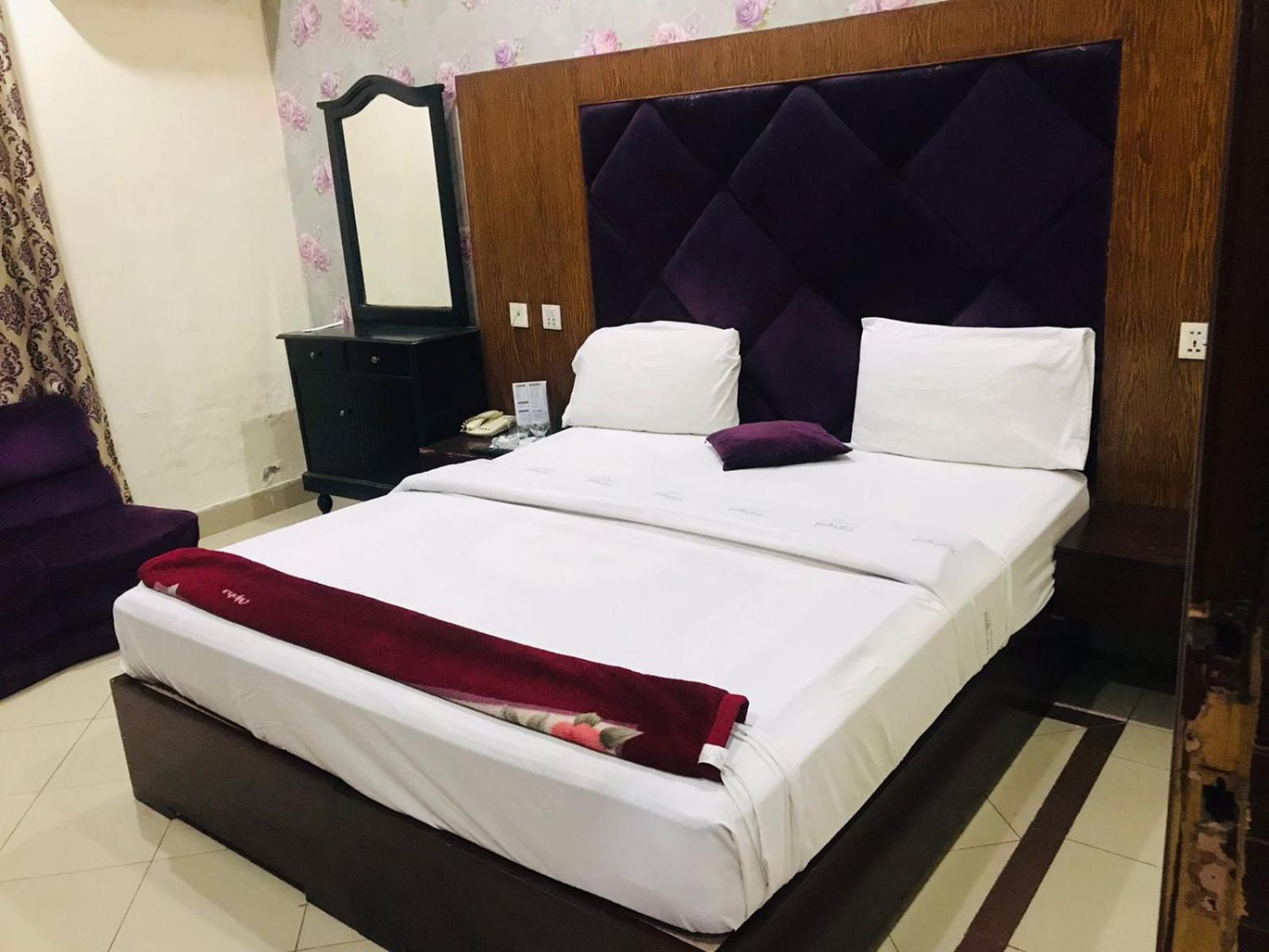 Hotel Pak Continental 물탄 외부 사진