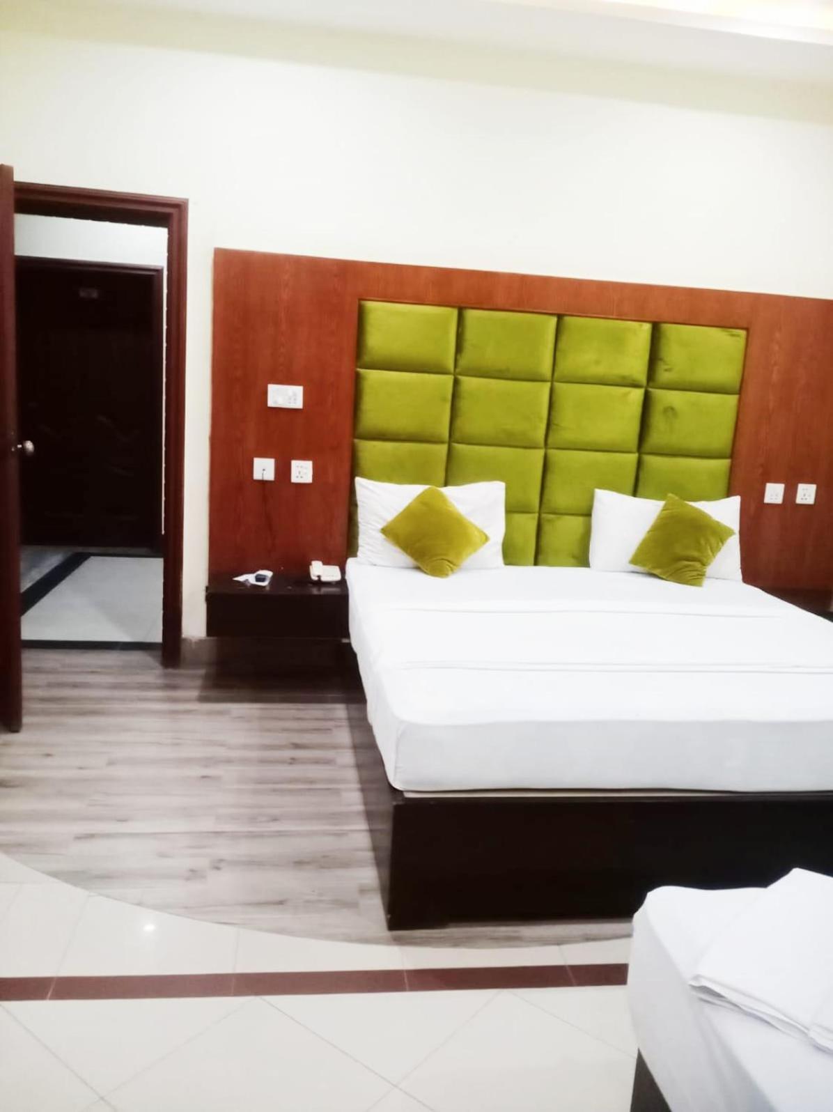 Hotel Pak Continental 물탄 외부 사진