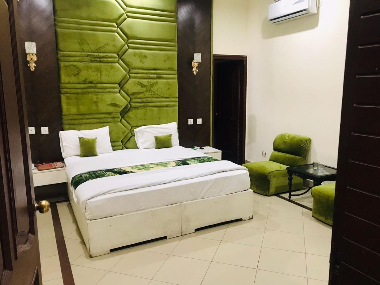 Hotel Pak Continental 물탄 외부 사진