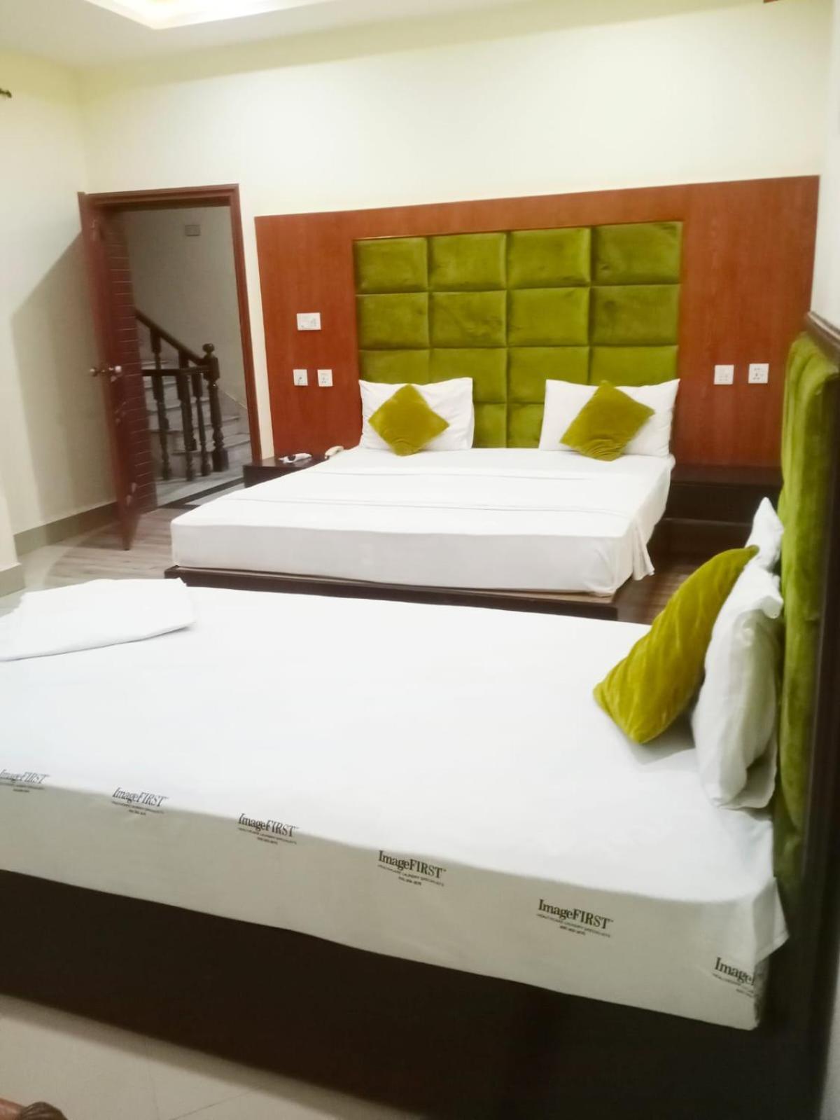 Hotel Pak Continental 물탄 외부 사진