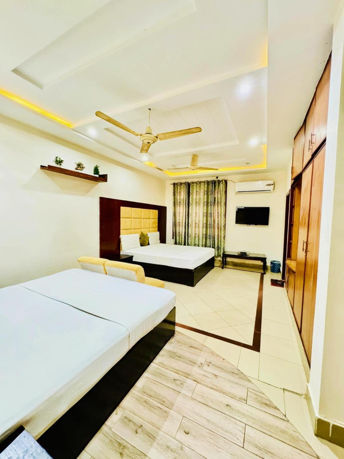 Hotel Pak Continental 물탄 외부 사진