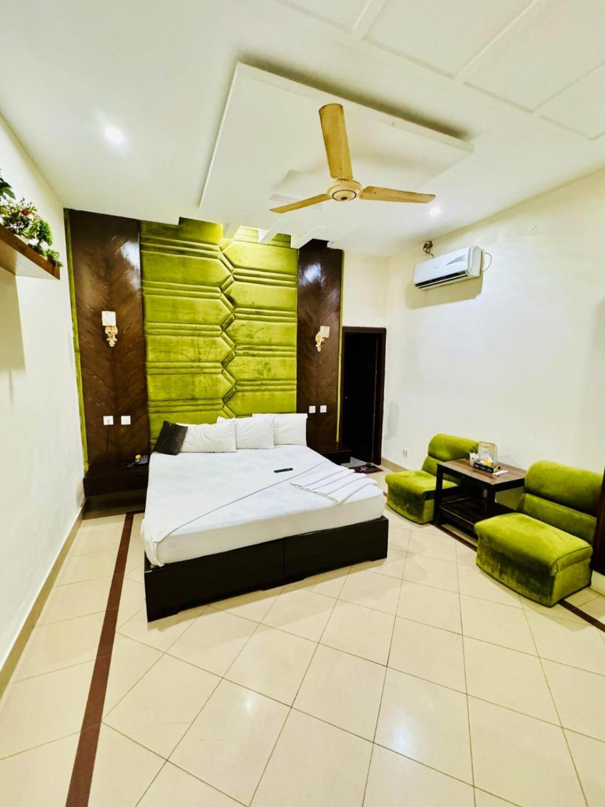 Hotel Pak Continental 물탄 외부 사진