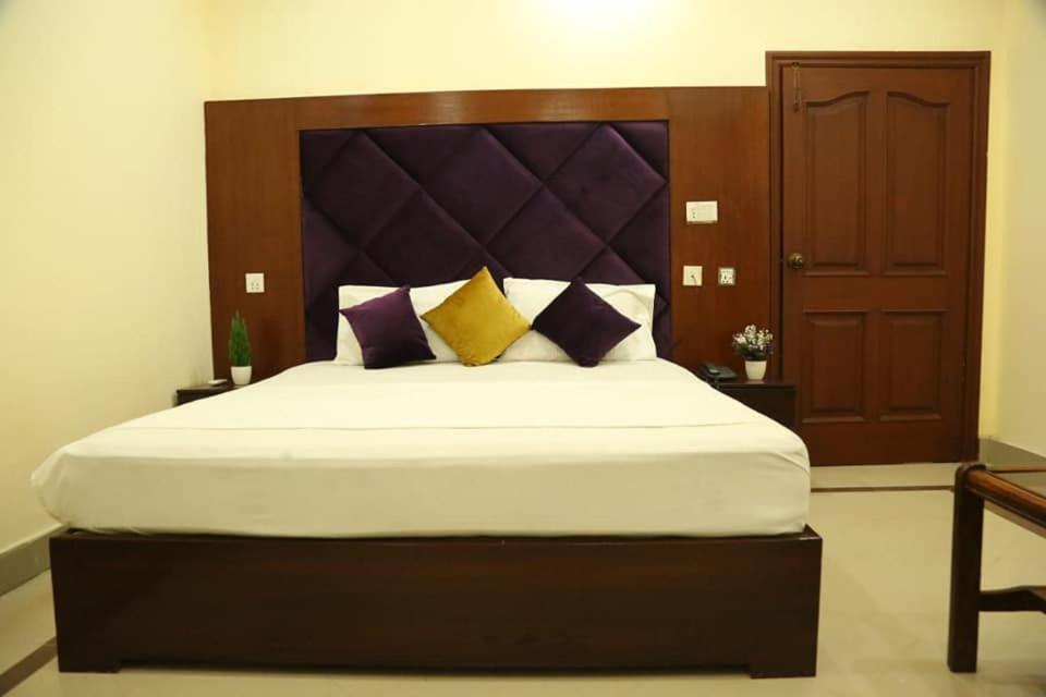 Hotel Pak Continental 물탄 외부 사진